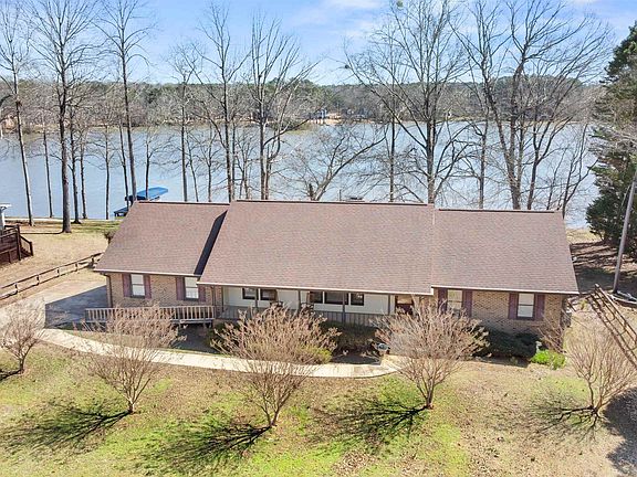 2nd image of 1070 Carpenter Ln