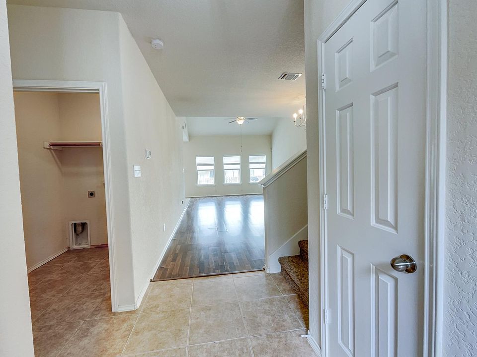 1st image of 421 Prickly Pear Dr