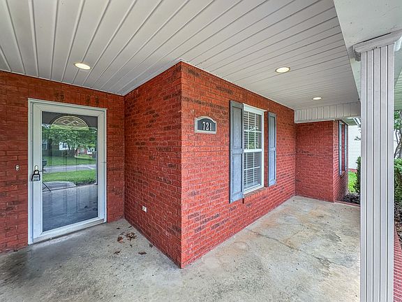 3rd image of 721 Chamberlain Manor Way