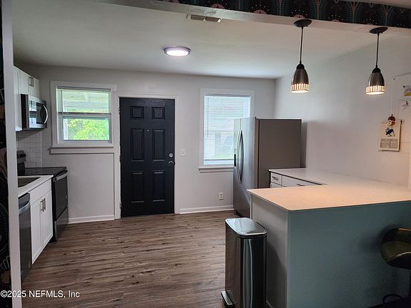 4th image of 946 HURON Street