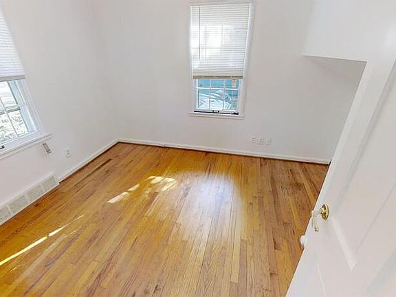 5th image of 910 Sylvan Ave