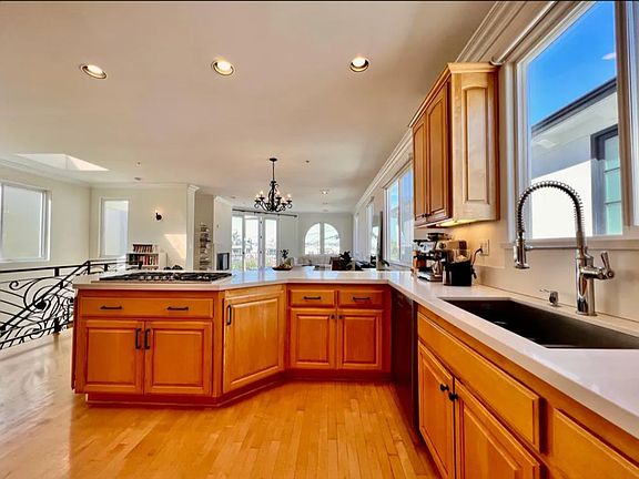 4th image of 330 Homer Pl