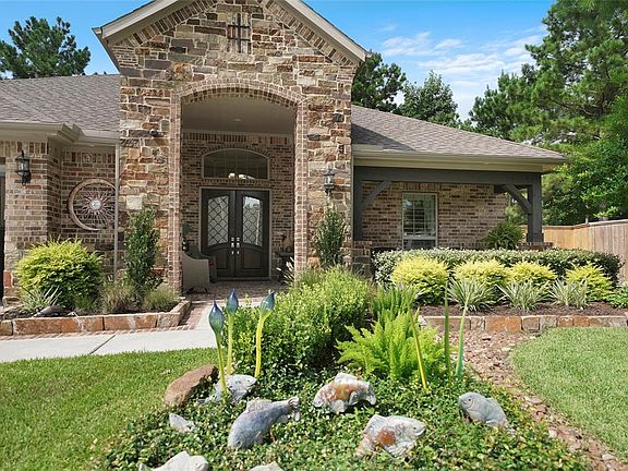 Stunning Monarch model with professional landscaping and unique ISLAND retreat and great neighbors!