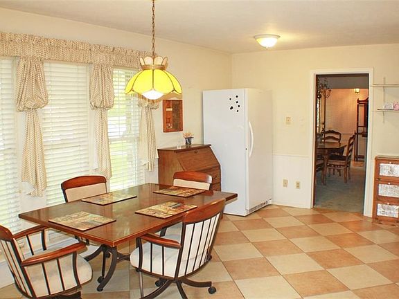 3rd image of 2413 Northcrest Dr