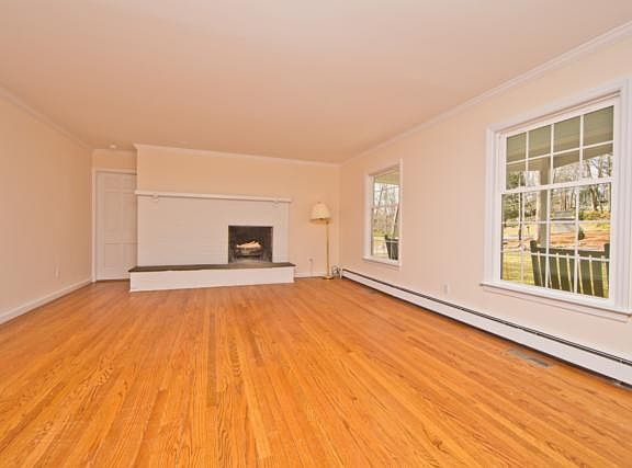 4th image of 30 Brook Farm Ln