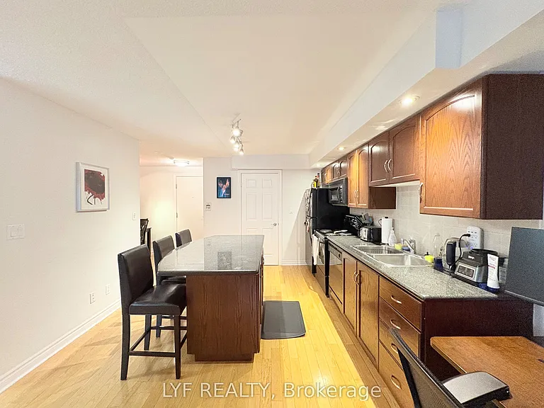 270 Wellington St W #624 — Photo 9