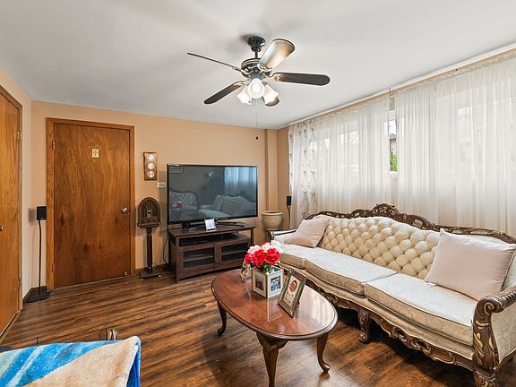4th image of 7237 W Belmont Ave