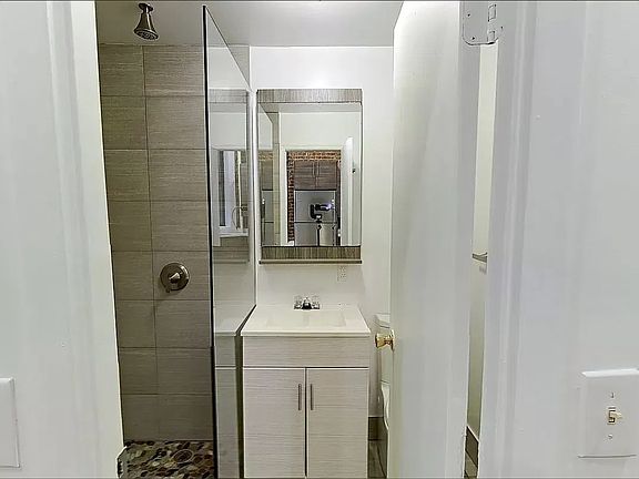 5th image of 236 E 95th St APT 1R