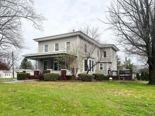 107 W Hill St #D, Eureka, IL 61530