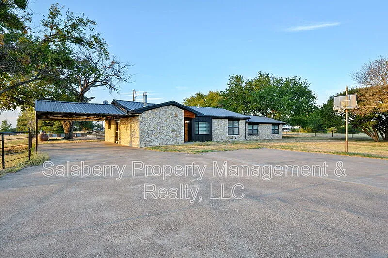 4 bed, 3.0 bath, 1896 sqft, $3,000 — Photo 2