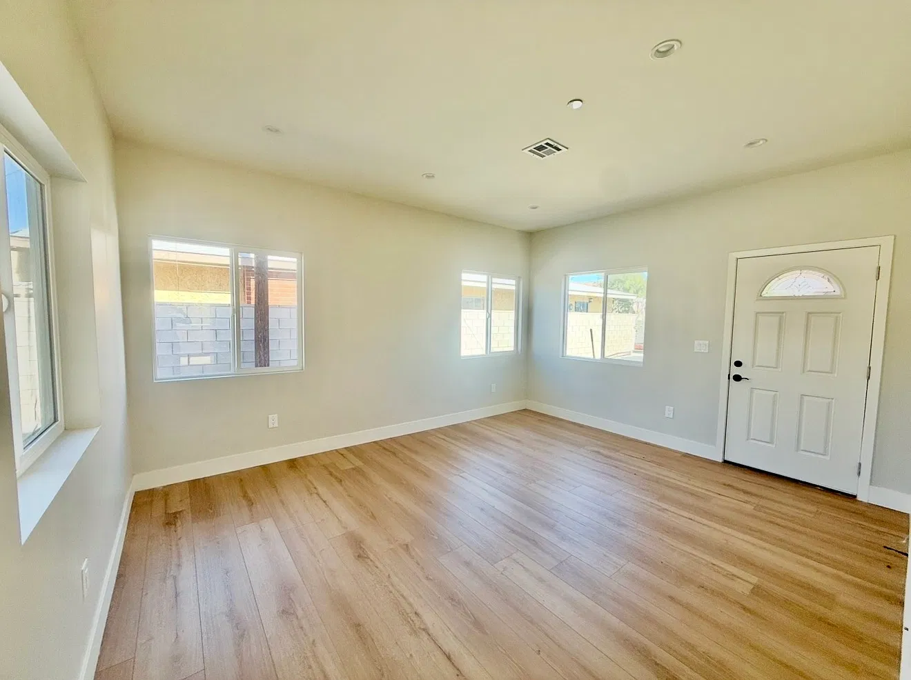 4861 N Bleecker St — Photo 3