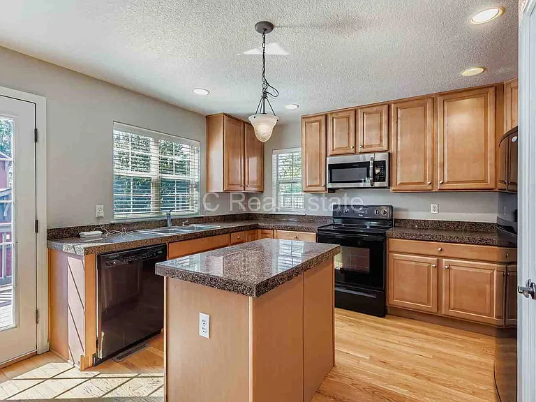 8210 E 29th Ave — Photo 1