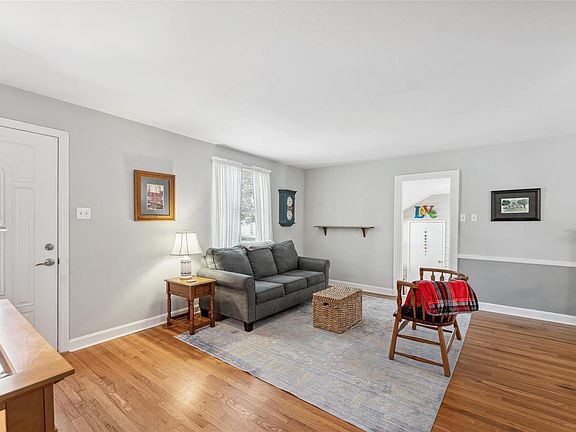 2nd image of 901 Westglen Dr
