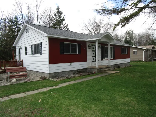 6577 W Dorothy Ave, Indian River, MI 49749
