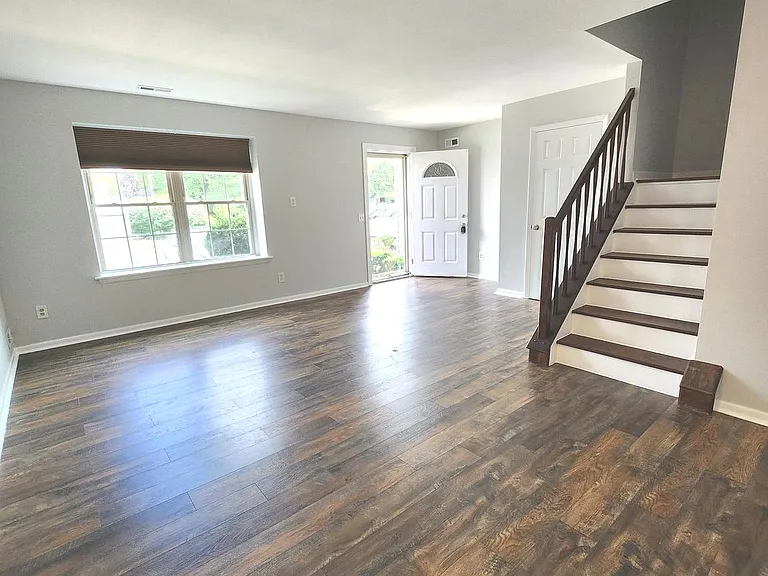 114 Brent Ct — Photo 4