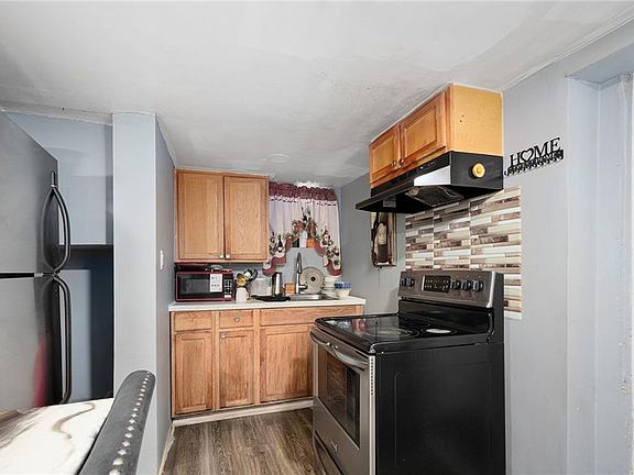 5th image of 141 Burnett St