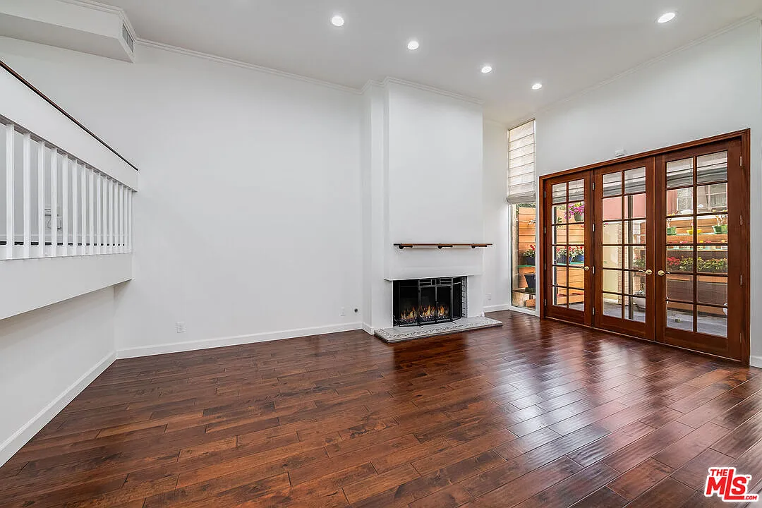 3 bed, 3.0 bath, 1869 sqft, $8,950 — Photo 3