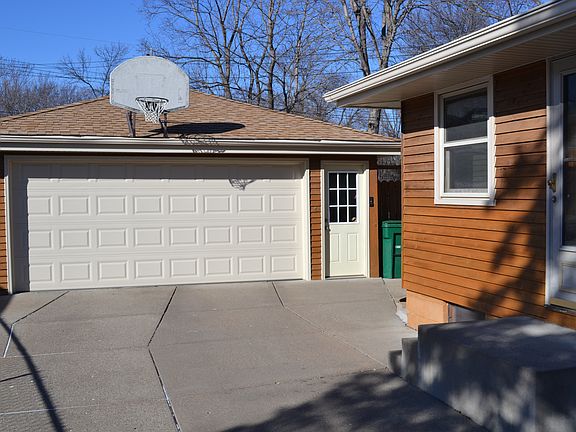 2 1/2 car detached garage