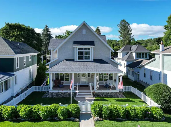 287 W 4th St, Harbor Springs, MI 49740