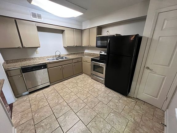 2nd image of 902 Park Ln