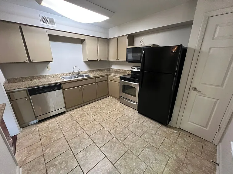 902 Park Ln — Photo 6