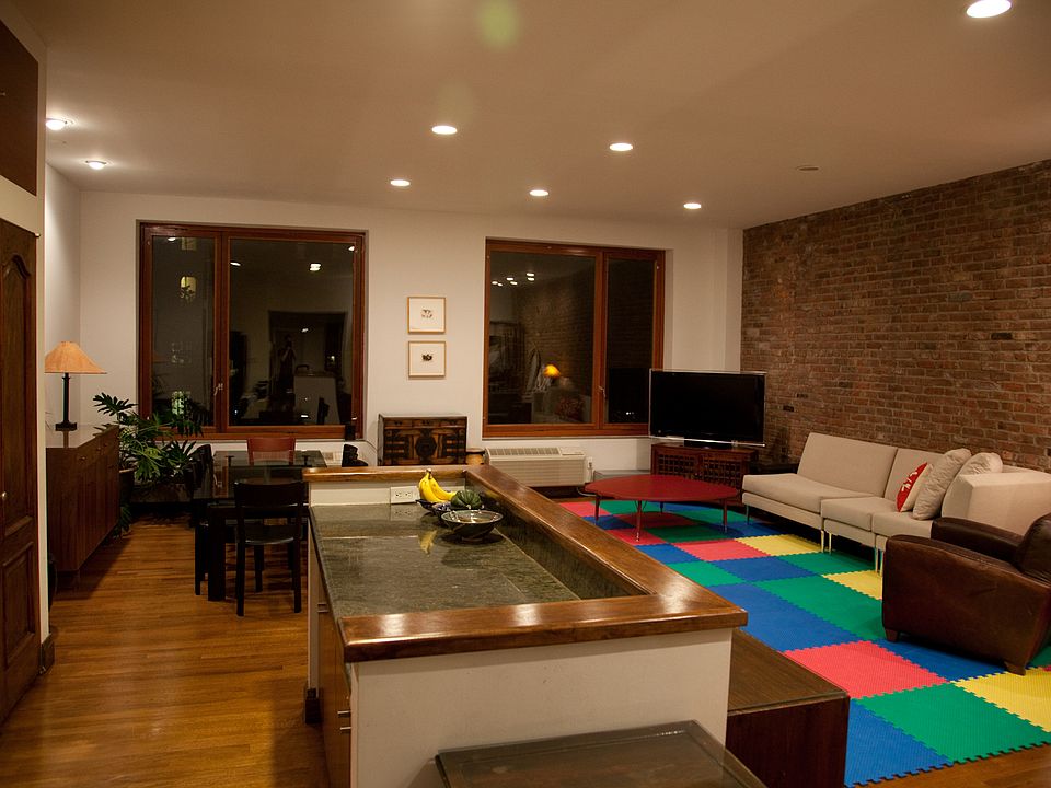 2nd image of 170 Duane St APT 4