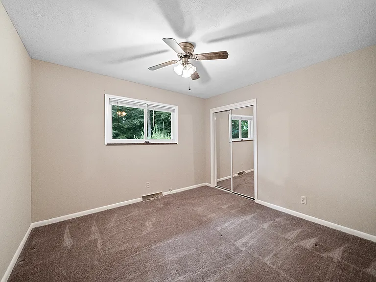 162 Osborne St — Photo 11