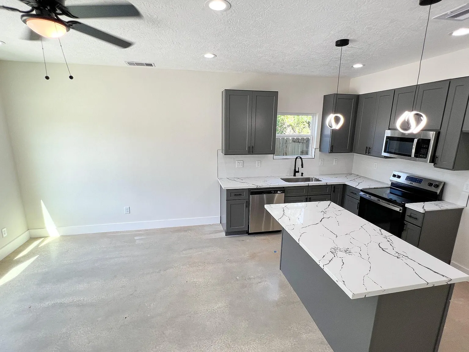3 bed, 2.5 bath, 1296 sqft, $1,850 — Photo 3