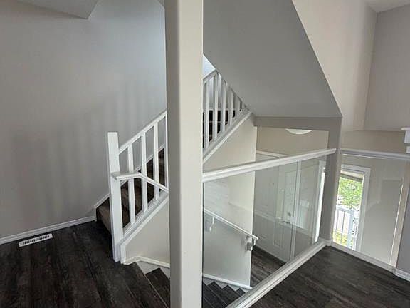 2nd image of 104 NW Loutit Rd #304