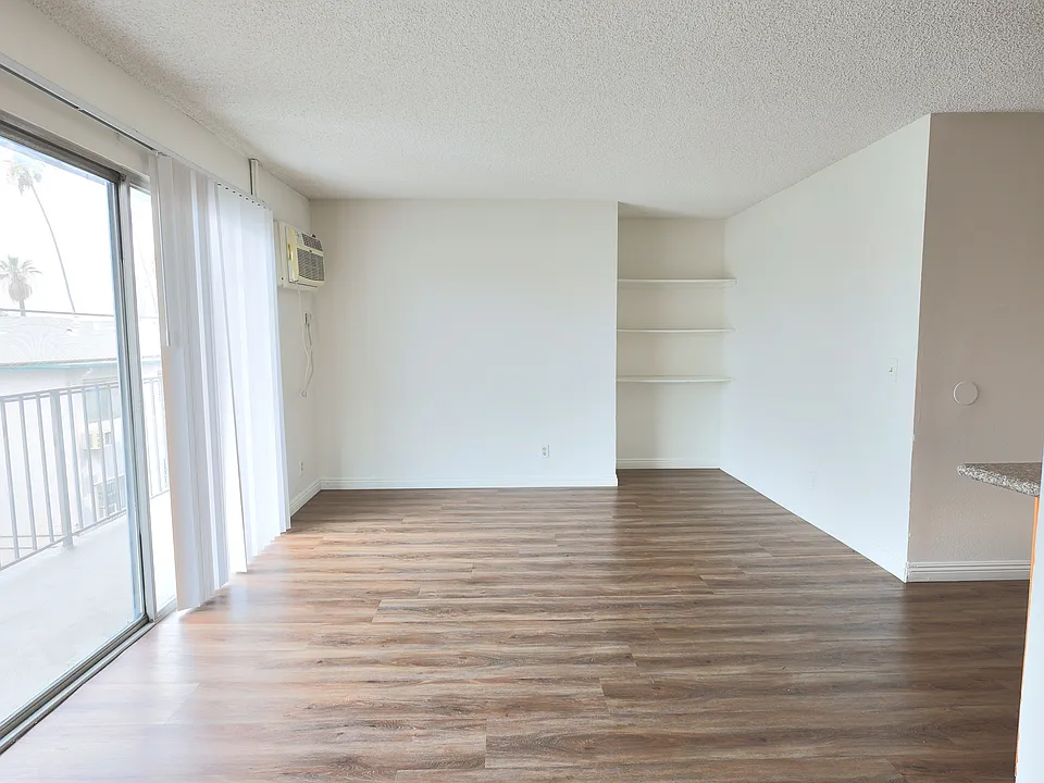 123 N Mariposa Ave