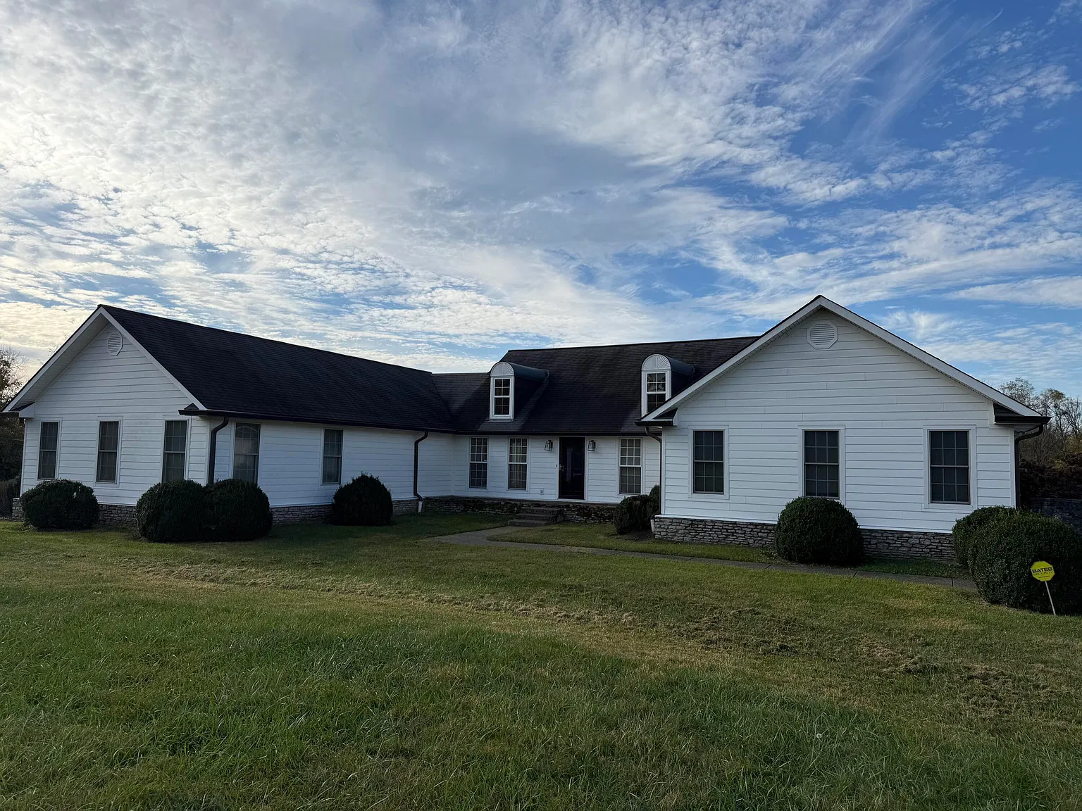 4 bed, 3.5 bath, 3651 sqft, $4,500 — Photo 1