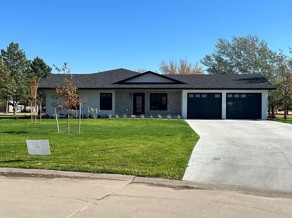 121 Eves Dr, Russell, KS 67665