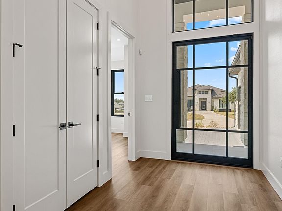 3rd image of 903 Flint Ridge Trl
