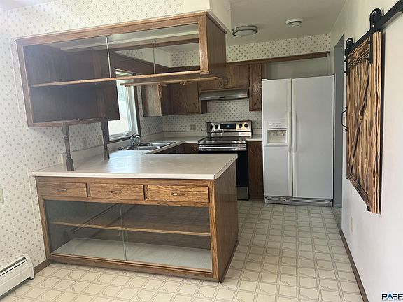 2nd image of 604 N Oaks Ave
