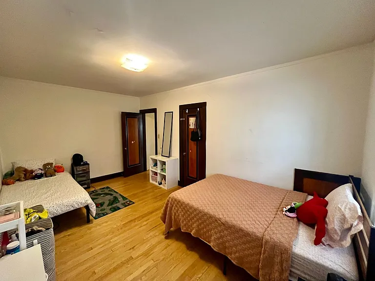 4460 N Oakland Ave — Photo 10