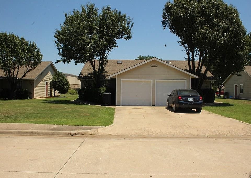 1st image of 1221 Parkwood Ct #1223