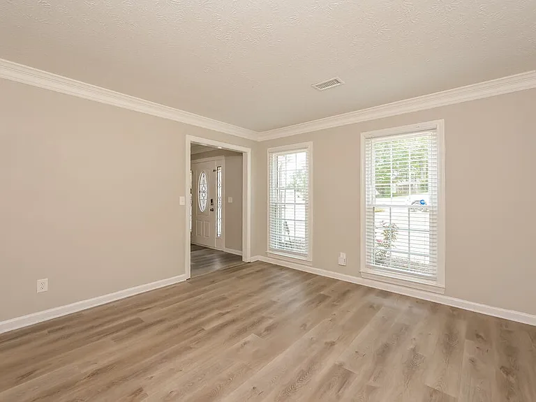 1070 Hunters Creek Ct — Photo 4
