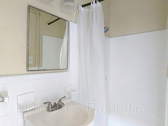 5th image of 1023 Locust St NE APT 18