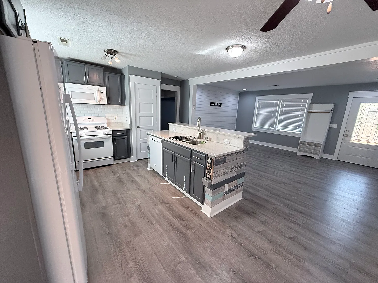 3 bed, 1591 sqft, $2,500 — Photo 3
