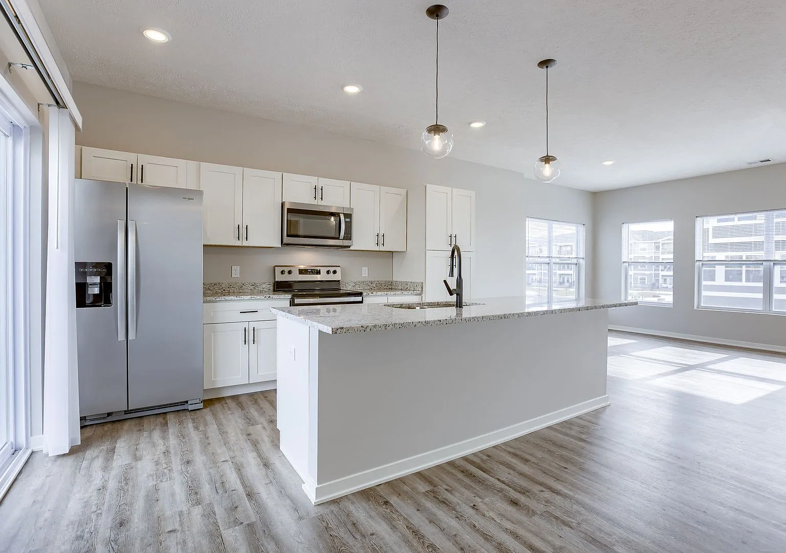 Gorgeous 3 Bedroom Townhome!! — Photo 3