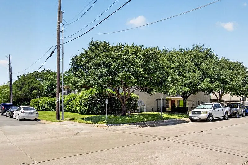 Building Photo - 4616 W Lovers Ln #210
