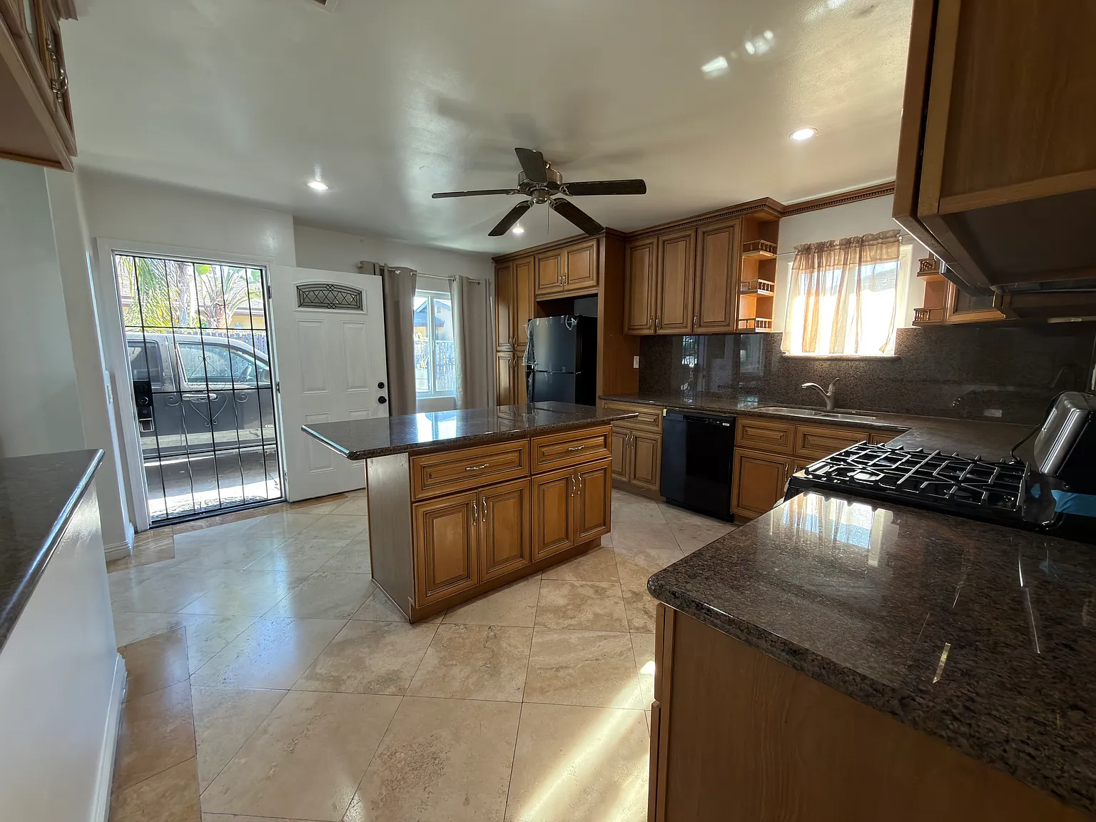 3 bed, 1154 sqft, $3,275 — Photo 4