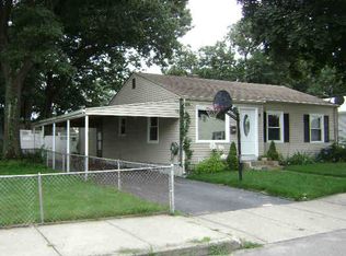 9 Vineyard St, Pawtucket, RI 02860