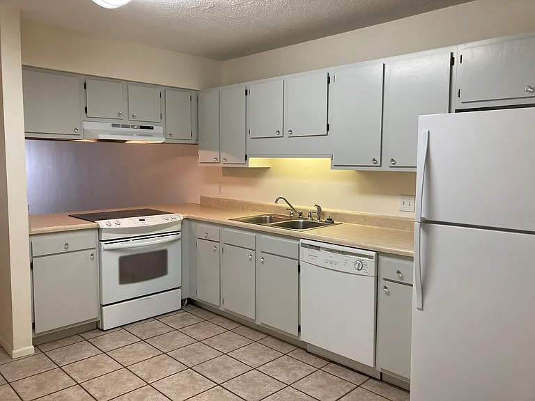 860 Premier Dr — Photo 4