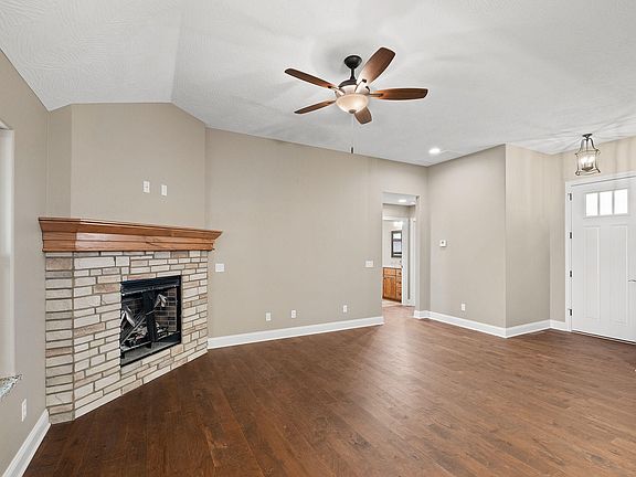 3rd image of 254 E Lombardy Dr