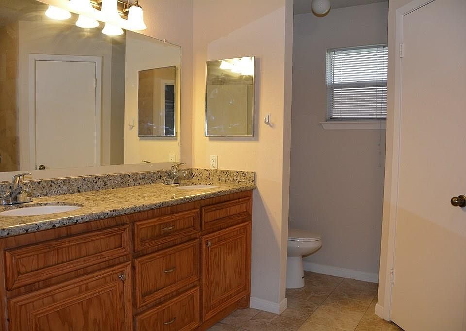 1st image of 662 Fair Oak Dr