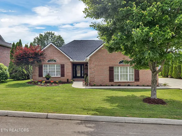 1047 Saint Johns Dr, Maryville, TN 37801