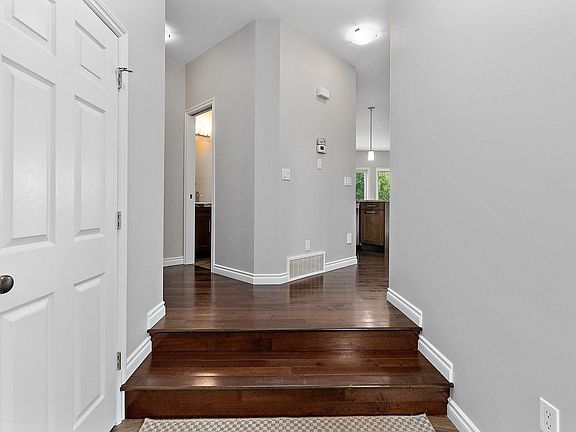 5th image of 2325 Sparrow Cres NW