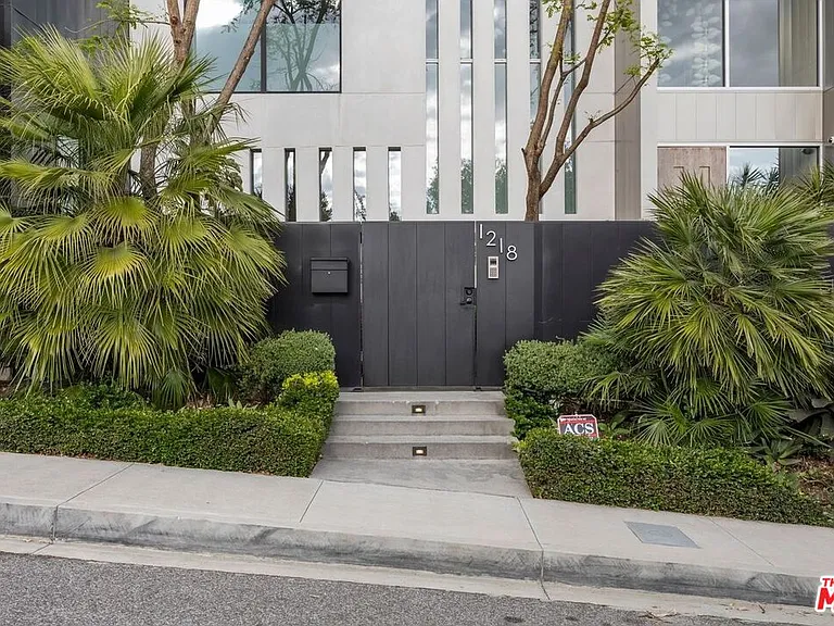 1218 Roberto Ln — Photo 8