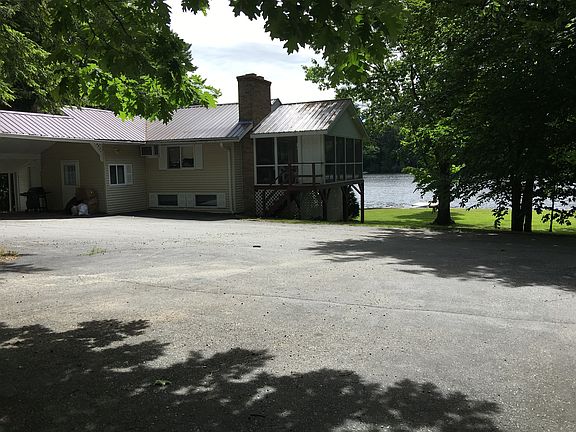 House and carport / large parking area